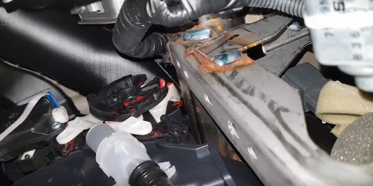 닛산 패스파인더 차량에서 발생한 녹 부식.  유튜브 캡쳐